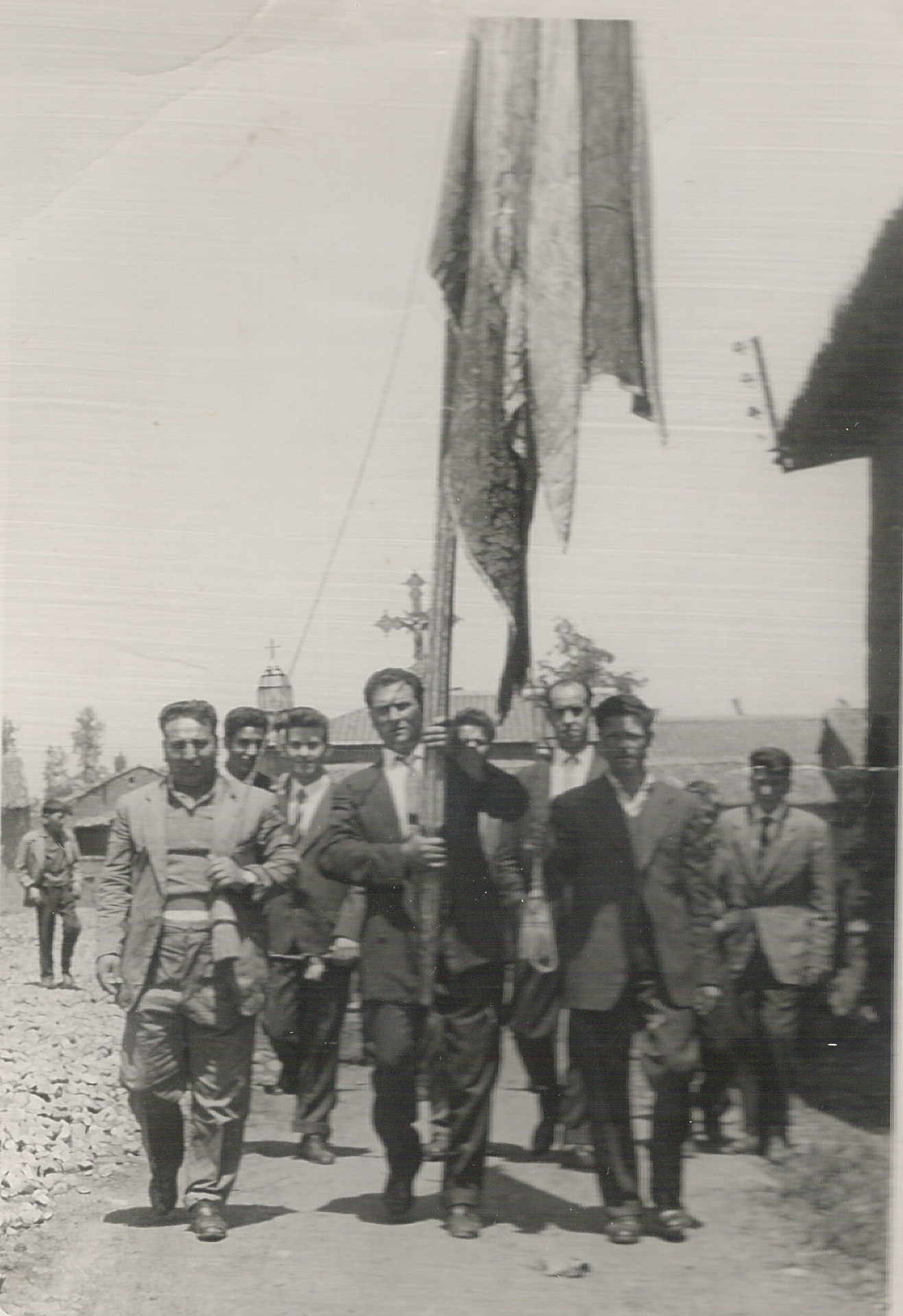 Portando el pendón: Proceción en la fiesta de San Tirso